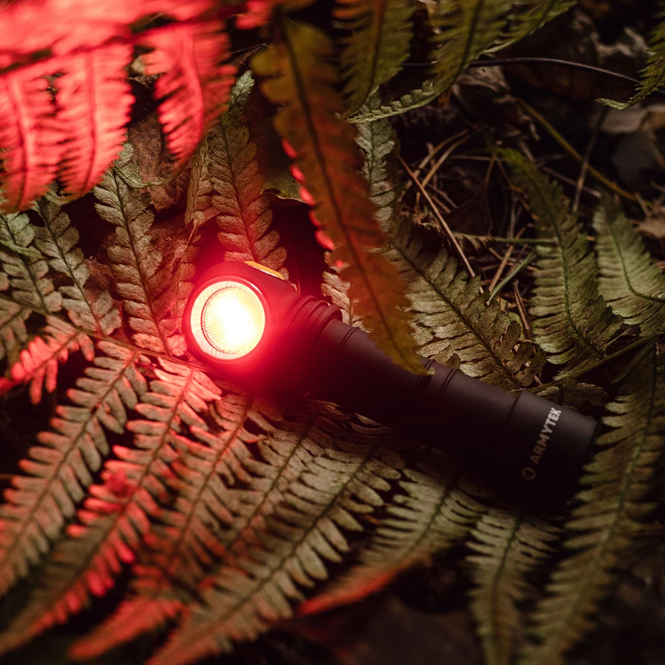 Armytek Wizard C2 WRヘッドランプ 懐中電灯 フラッシュライト Wizard C2 WR Magnet USB Warm - Red & White Light | Armytek.com