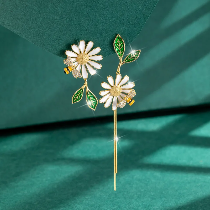 2022 Korean Daisy Flower Stud Earrings For Women Sunflower Bee Butterfly Zircon Asymmetrical Tassel Earring Girl Sweet Jewelry 8
