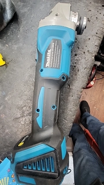Makita DGA404 18V Brushless Electric Angle Grinder, 125mm photo review