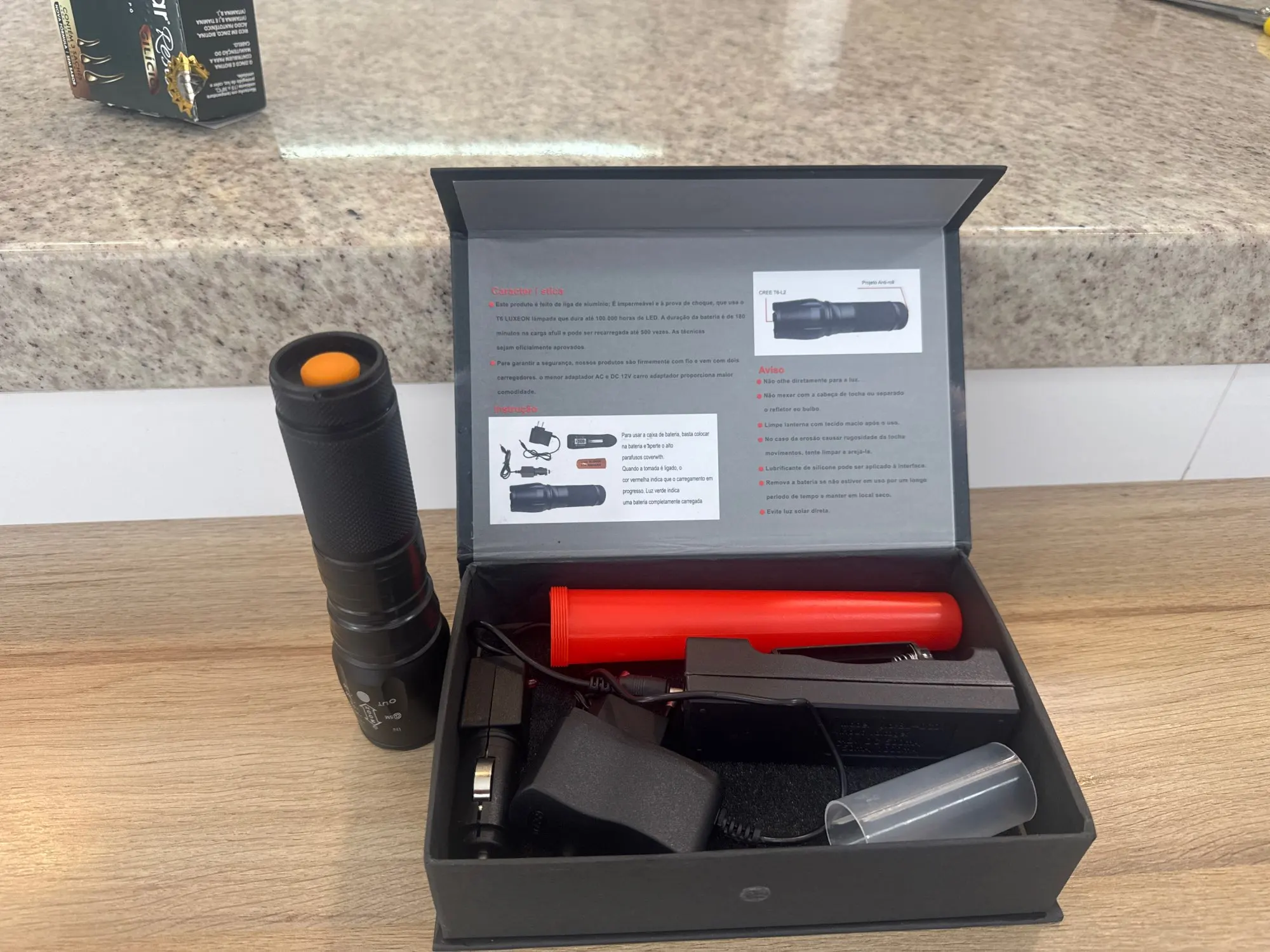 Lanterna Tática Militar X900 Profissional com Zoom Sinalizador Recarregável Luz Camping photo review