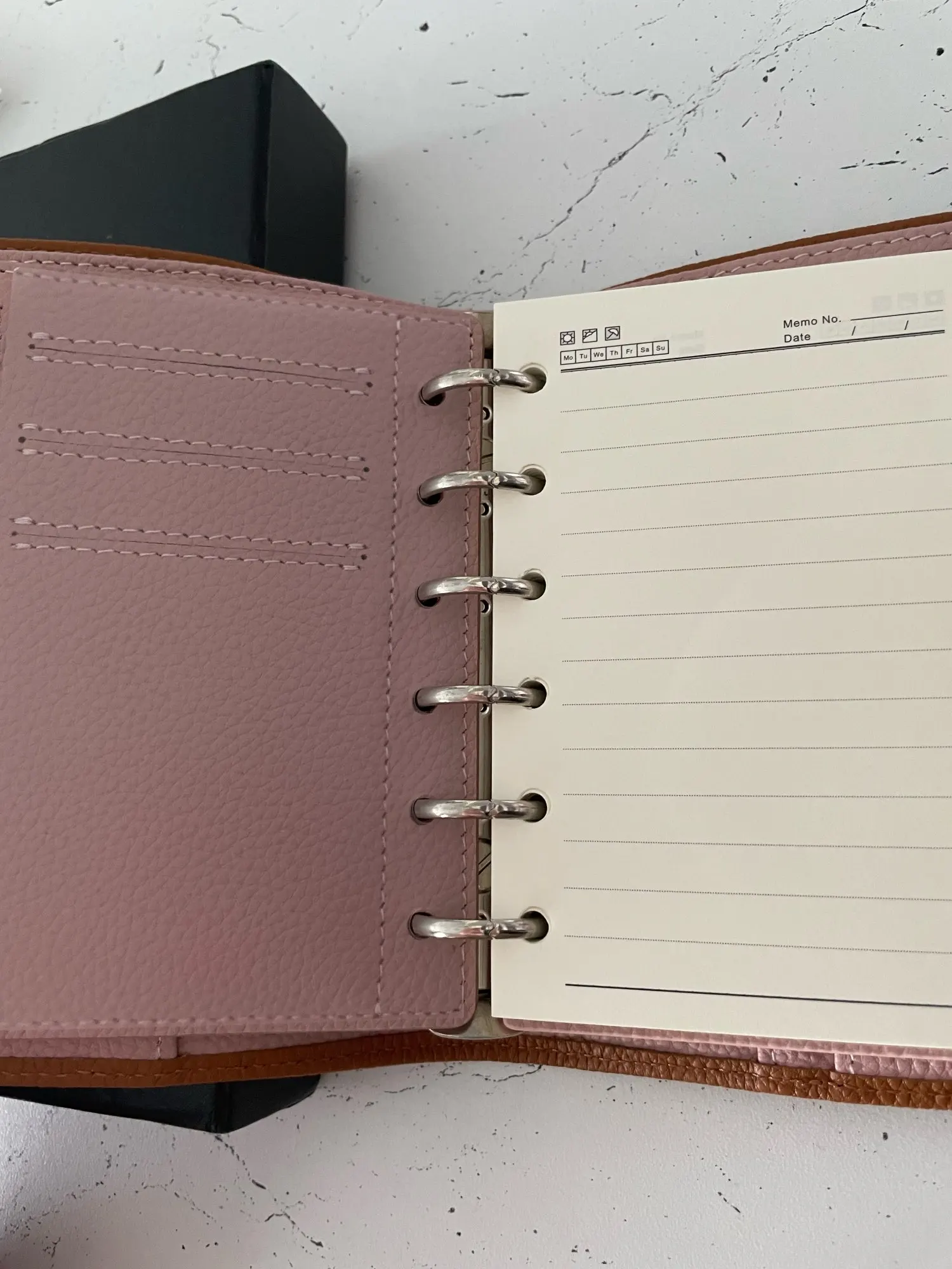 форма блокнота. маленький блокнот на кольцах.