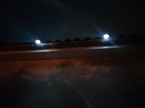 Spot solaire LED pour gouttière