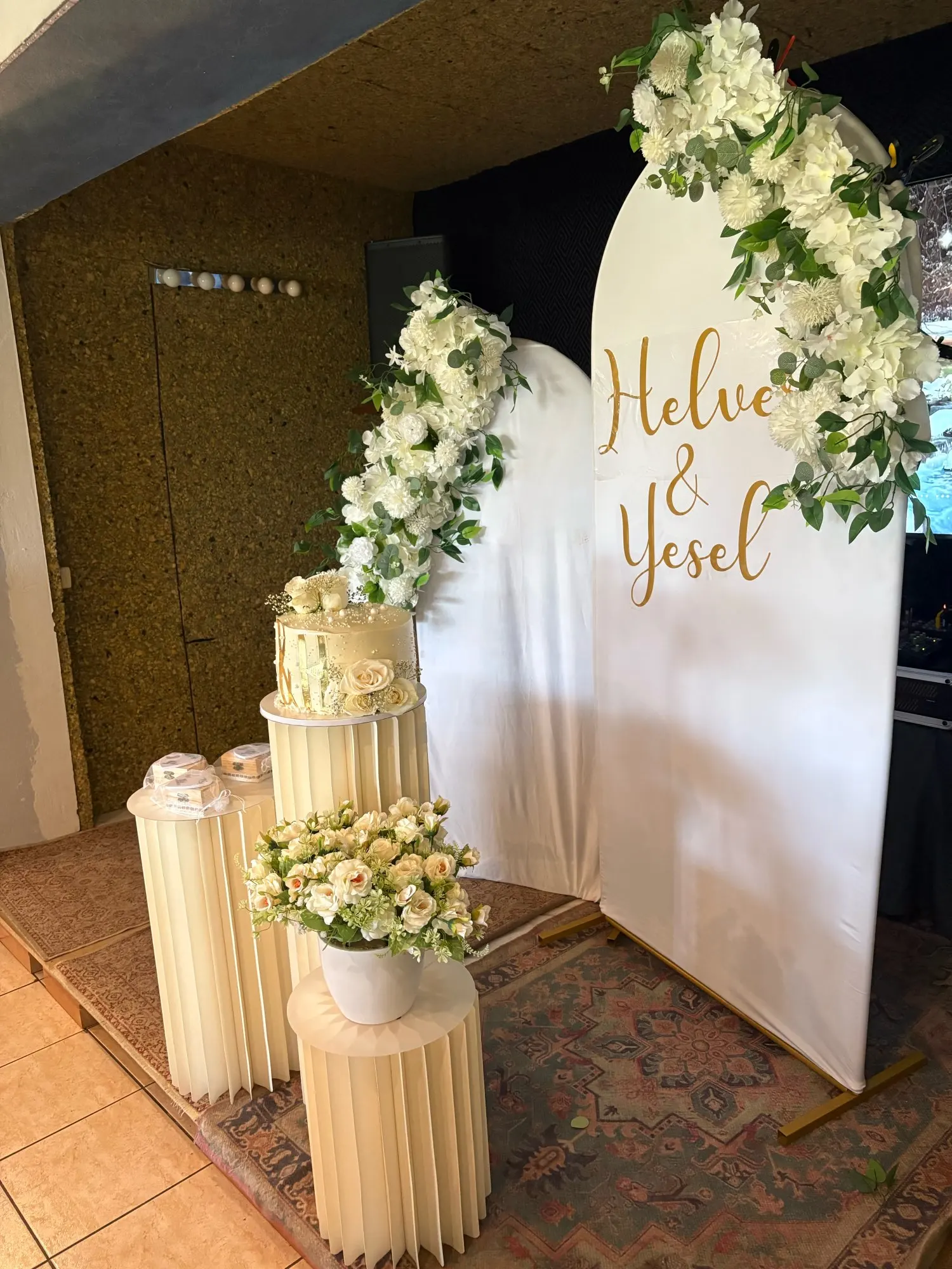 Fila de flores artificiales de lujo, centro de mesa de boda, Fondo de flores, arcos de pared, decoración Floral de escenario de fiesta, Rosa Blanca, 100cm photo review