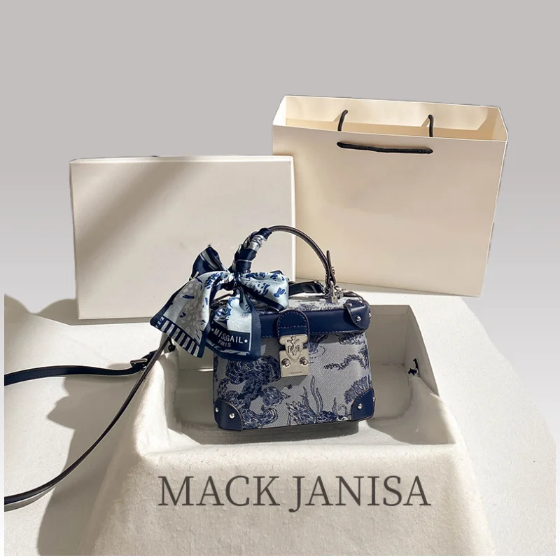 حقيبة يد عصرية ورائجة، تتميز بتطريز أنيق وأوشحة رق...