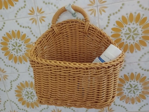 Wall Mounted Vegetable and Fruit Basket, Simulated Rattan Hanging Basket, Plastic Wall-mounted Hanging Basket, Home Decoration photo review