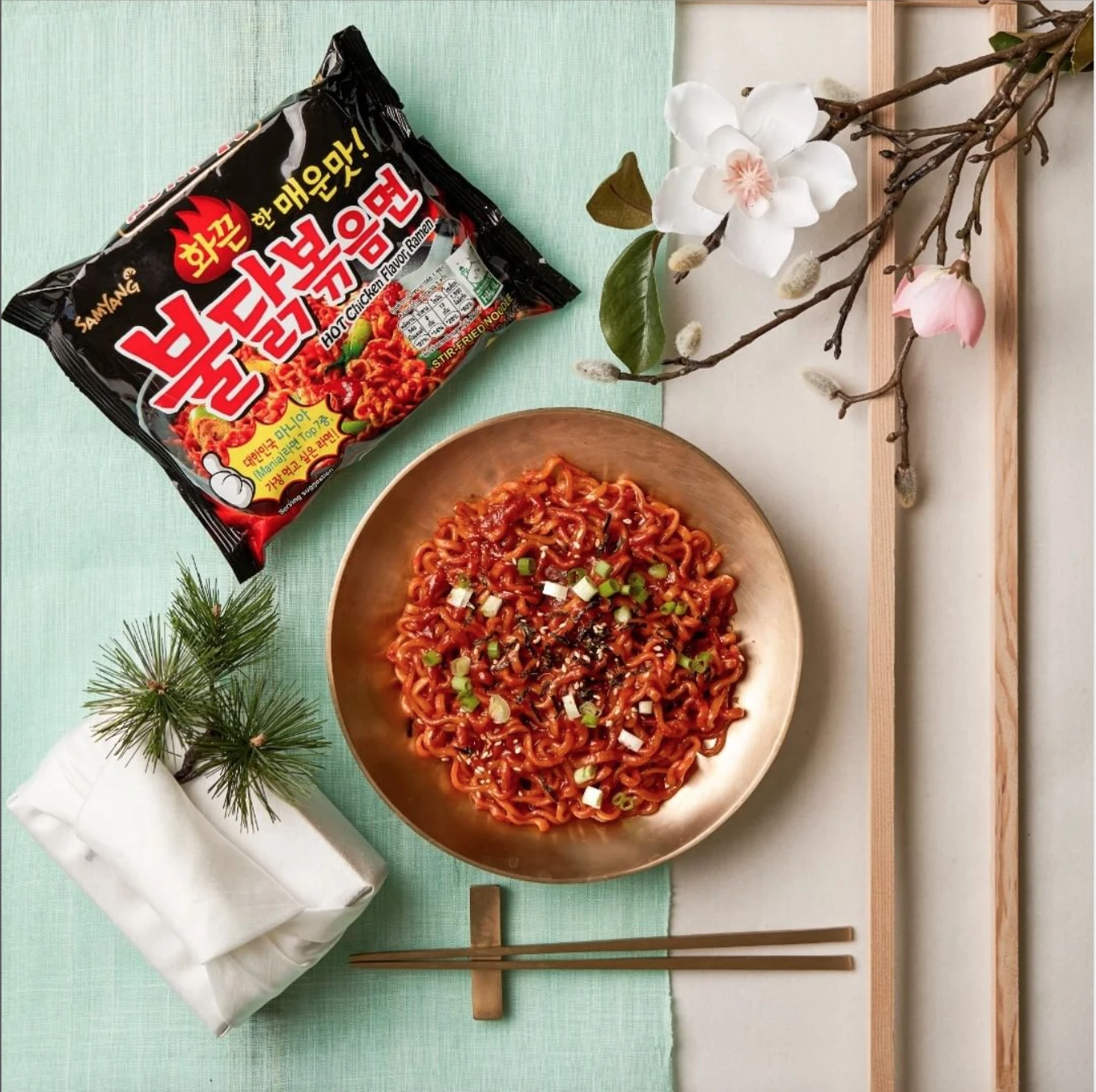 Lote 5 Ramen Coreano y 2 Palillos de Bambú WikiMark. Incluye Samyang Noodles Carbonara, Samyang Cheese, Samyang Hot Chicken, Samyang Hot Taste of