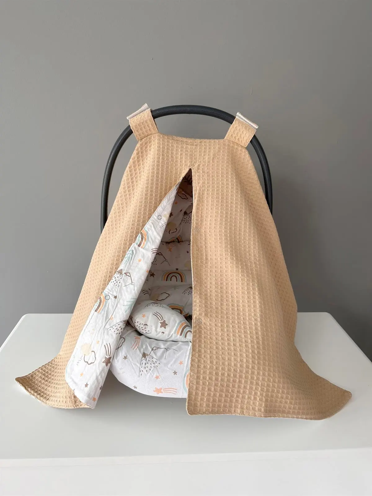 

Чехол и подушка ручной работы из коричневой ткани для детской коляски