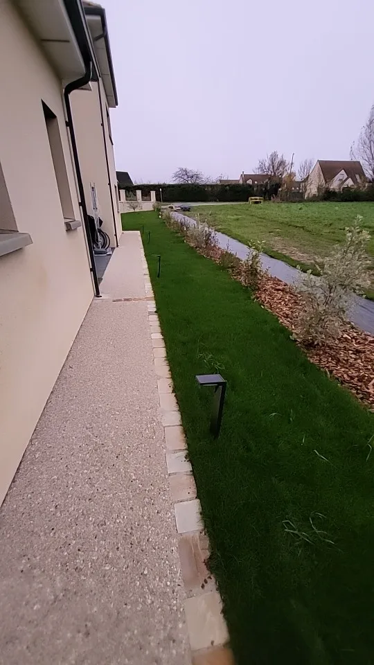 Borne solaire LED puissante design moderne