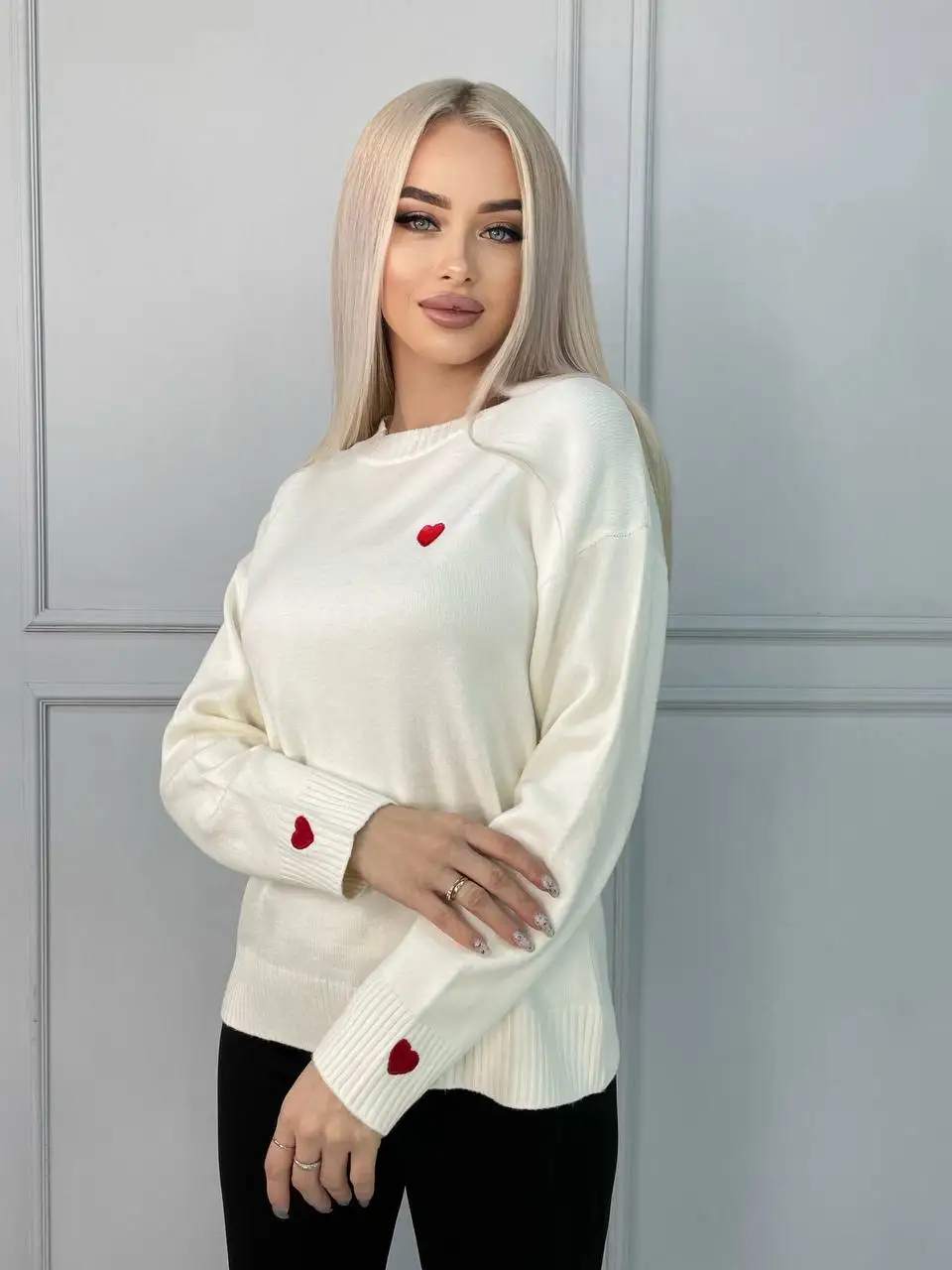 Белый свитер с сердечками