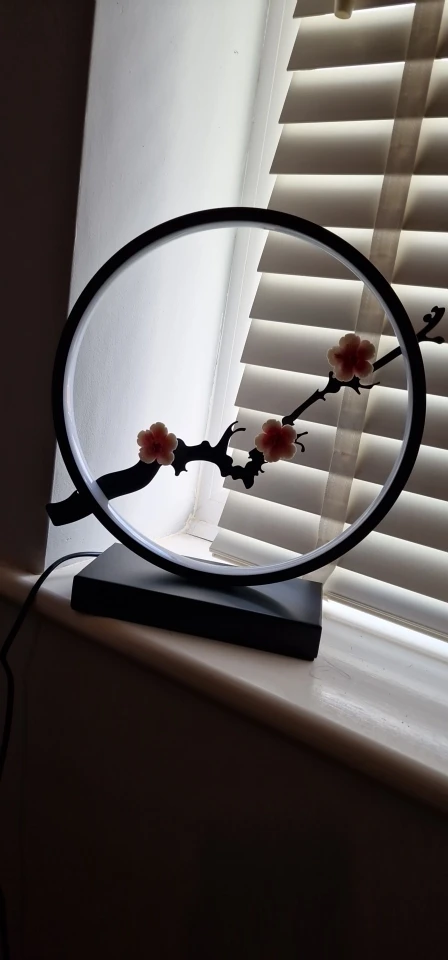 Lampe LED ronde avec décoration design et minimaliste – Stock de cadeaux