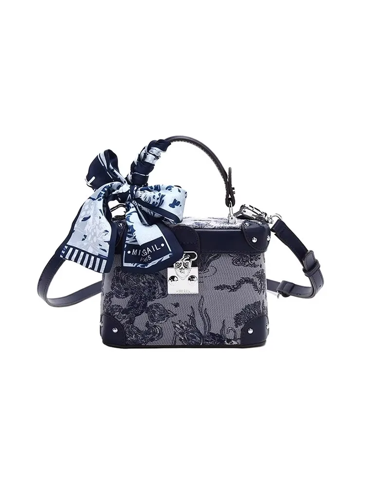 حقيبة يد عصرية ورائجة، تتميز بتطريز أنيق وأوشحة رق...