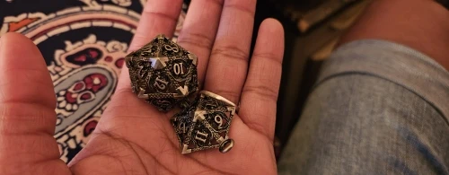Porte-clés pendentif D20 creux bronze avec mini set de dés JDR