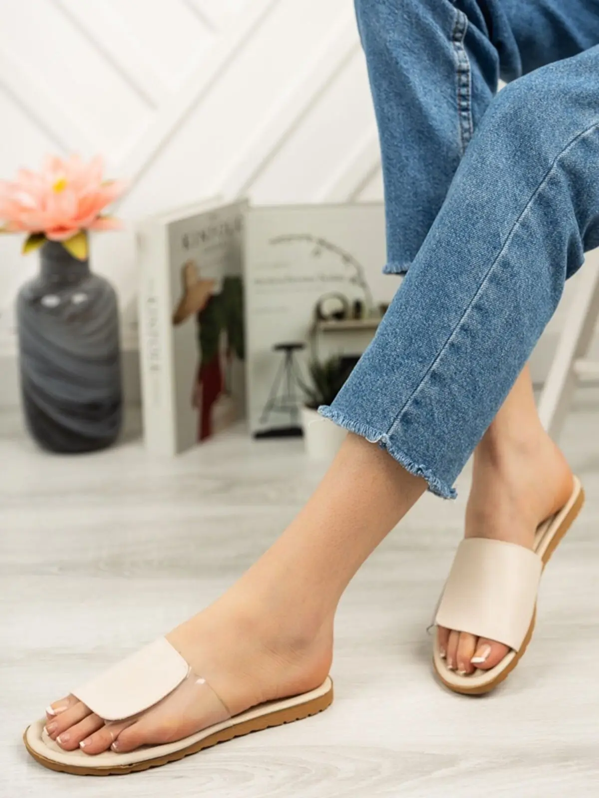 Women's Transparent Side Slippers Summer Ladies Flat Transparent Flip Flops Shoes Female Fashion Clip Toe Outdoor Thong Beach