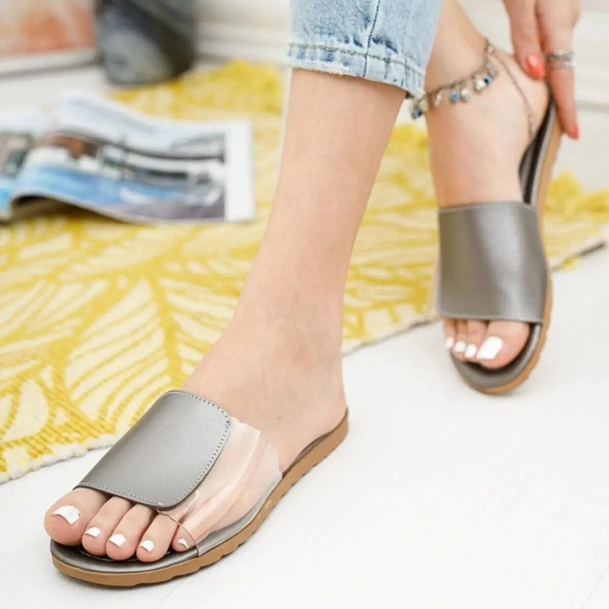 Transparent Slippers Summer Ladies Flat Side Transparent Flip Flops Shoes Female Fashion Clip Toe Outdoor Thong Beach