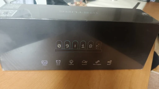 Horloge de Bureau Rétro-Futuriste : Affichage IPS Personnalisable sous Verre de Quartz