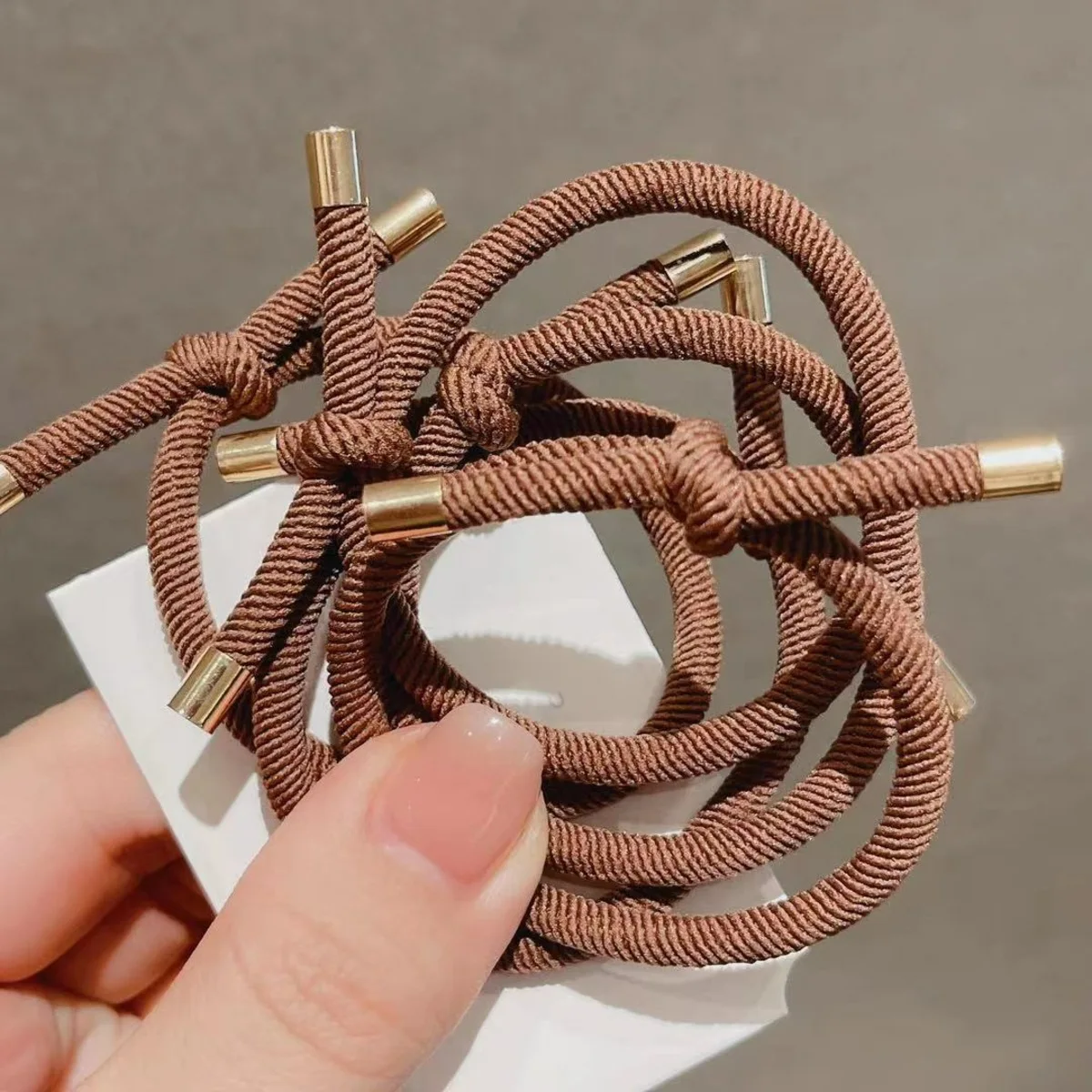 10 Stück hochelastische Knoten-Spiral-Haargummis in Kaffeebraun und Schwarz, minimalistisch, sanft zu den Haaren, für sichere Pferdeschwänze, stilvoll und langlebig – Detail 5