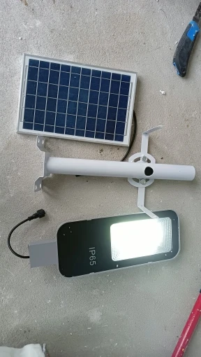 200 واط مصباح LED فائق السطوع مقاوم للماء يعمل بالطاقة الشمسية 6000 مللي أمبير