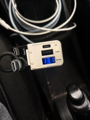 Chargeur Allume-Cigare 4-en-1 Rétractable (120W) : Station de Charge Rapide avec Câbles Intégrés & Voltmètre