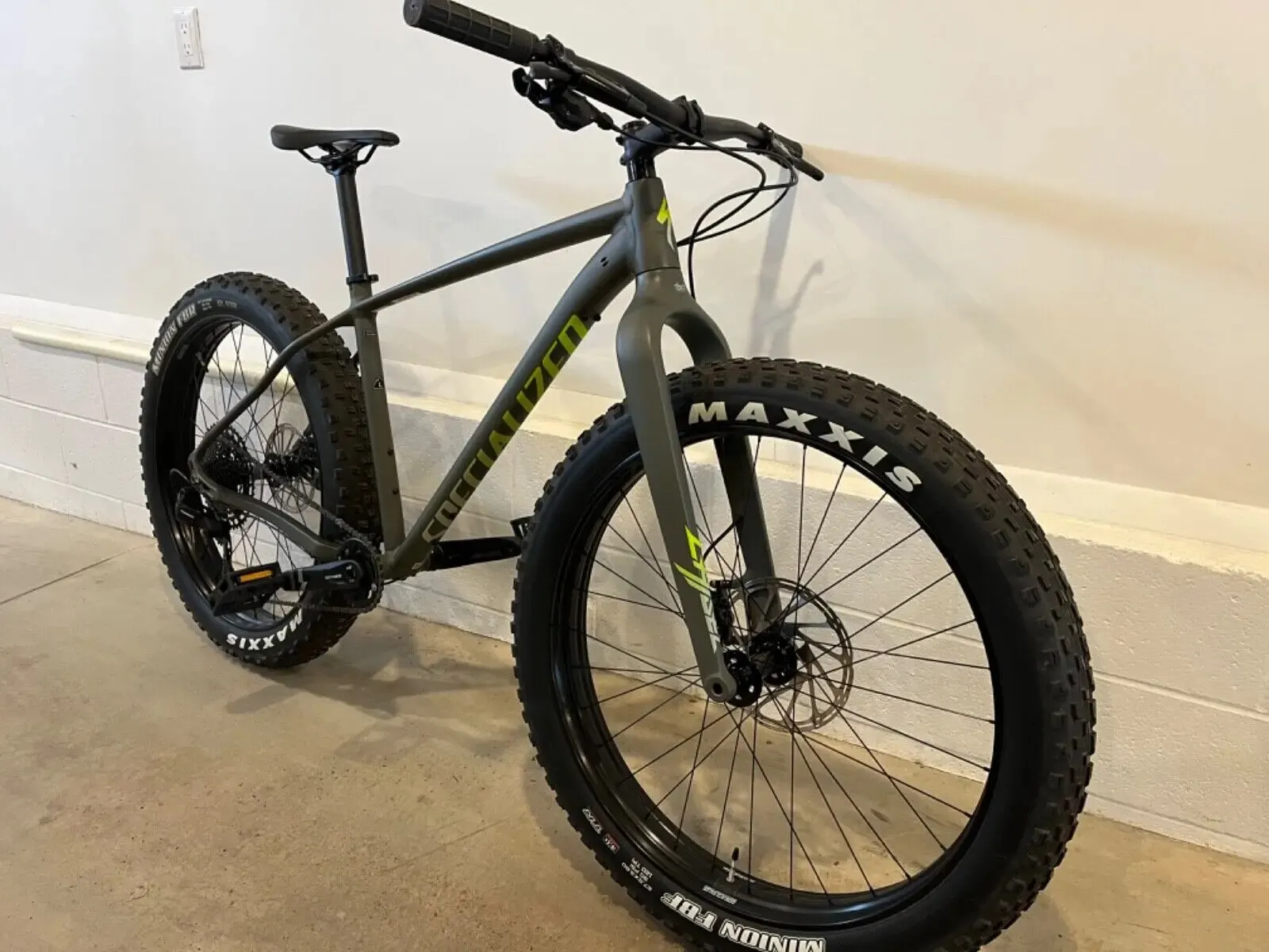 

BIG DISCOUNT SALES NEW FatBoy fat mountain bike