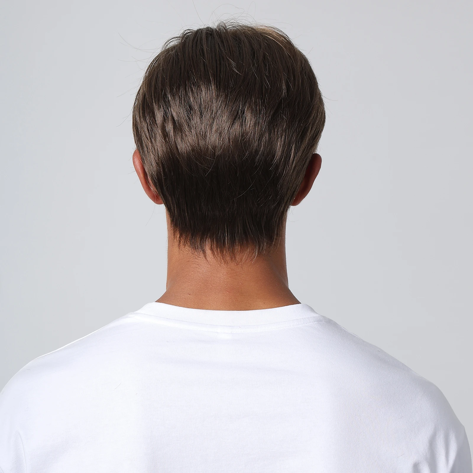 Perruque Courte Homme Cheveux Humains - Brun Clair Avec Mèches Blanches - Taille Moyenne