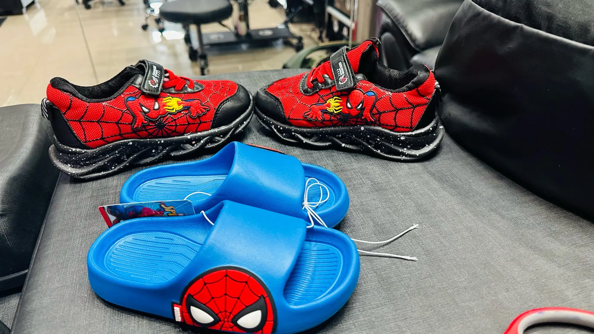 Disney LED Casual Sneakers Red Black For Spring Boys Spiderman Mesh Outdoor Shoes Children Lighted Non-slip Shoes Size 21-30 photo review