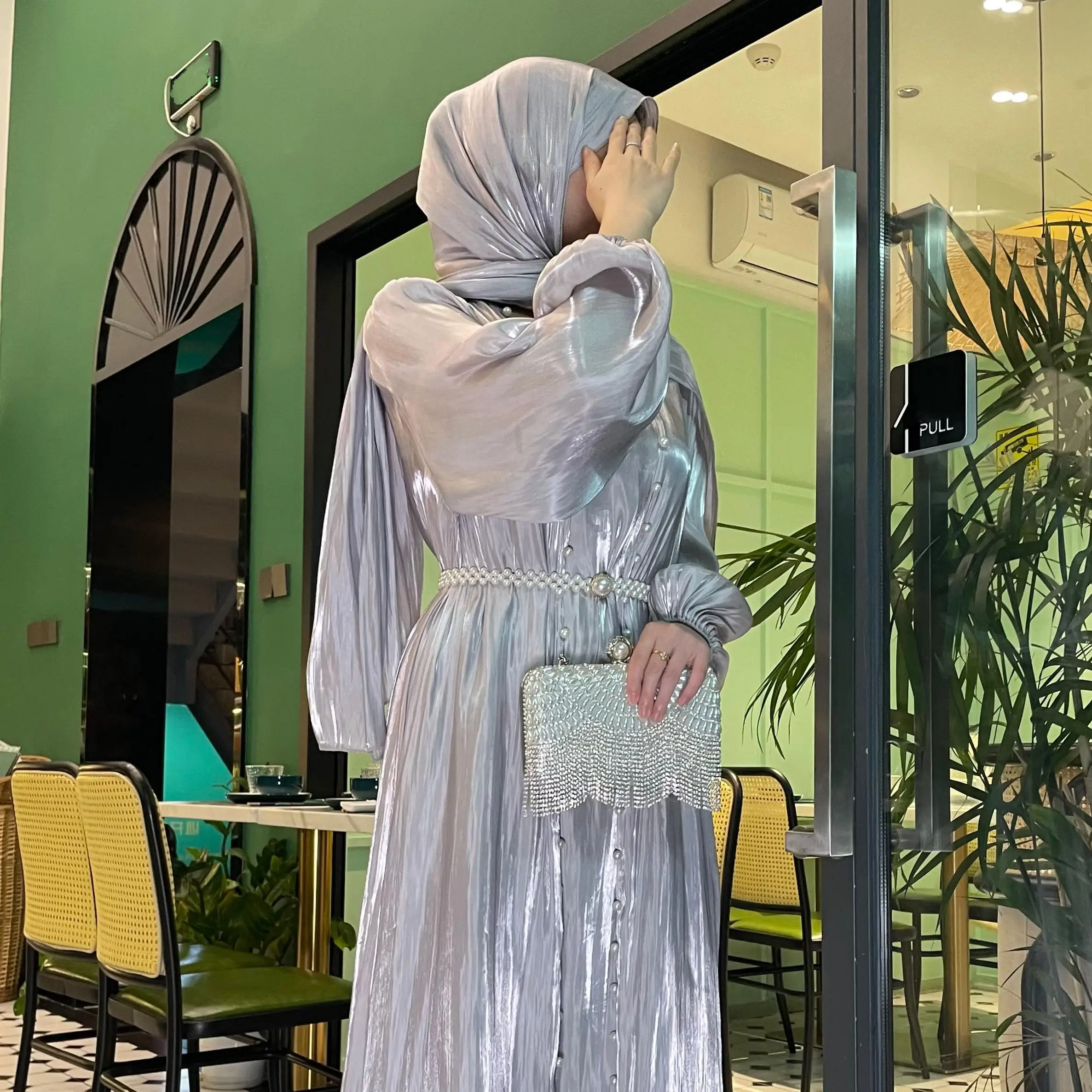 طقم مكون من خمس قطع عباية حريرية لؤلؤية فستان ماكس...