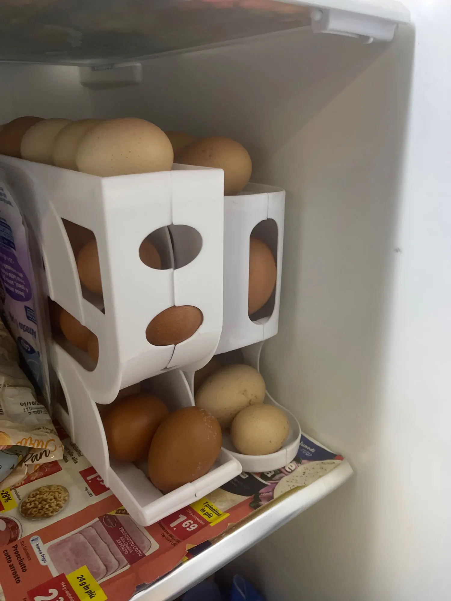 🍳 אחסון ביצים בסטייל! 🏠 תיבת אחסון 4 שכבות עם דלת צד נוחה. ✨ סדר מושלם למטבח שלכם!
