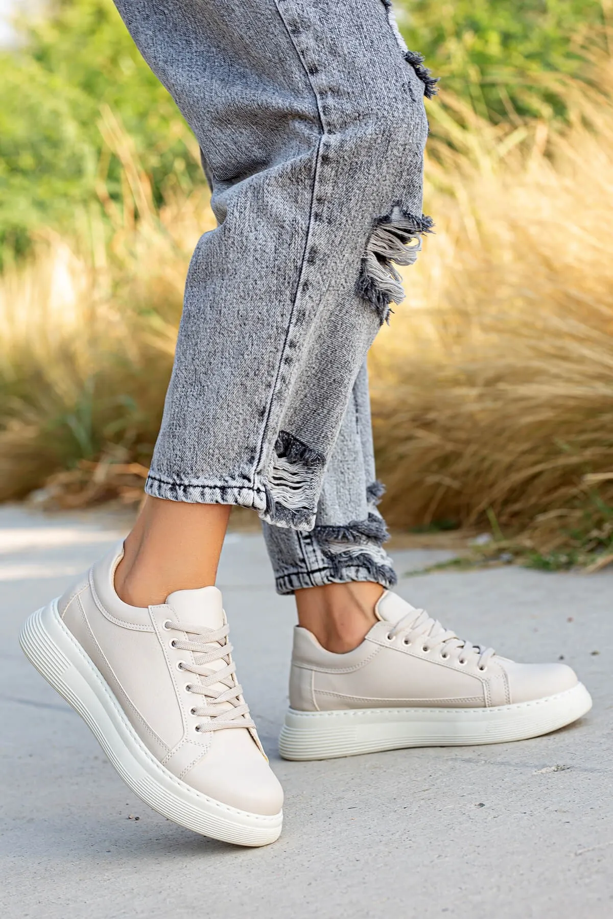 

Женские кроссовки со шнуровкой и высокой подошвой