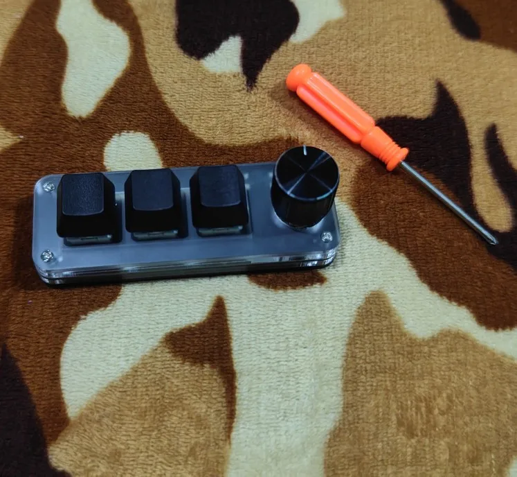 Mini Macro Mechanical Keyboard RGB with 3 Photoshop Keys photo review