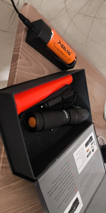 Lanterna Tática Militar X900 Profissional com Zoom Sinalizador Recarregável Luz Camping photo review