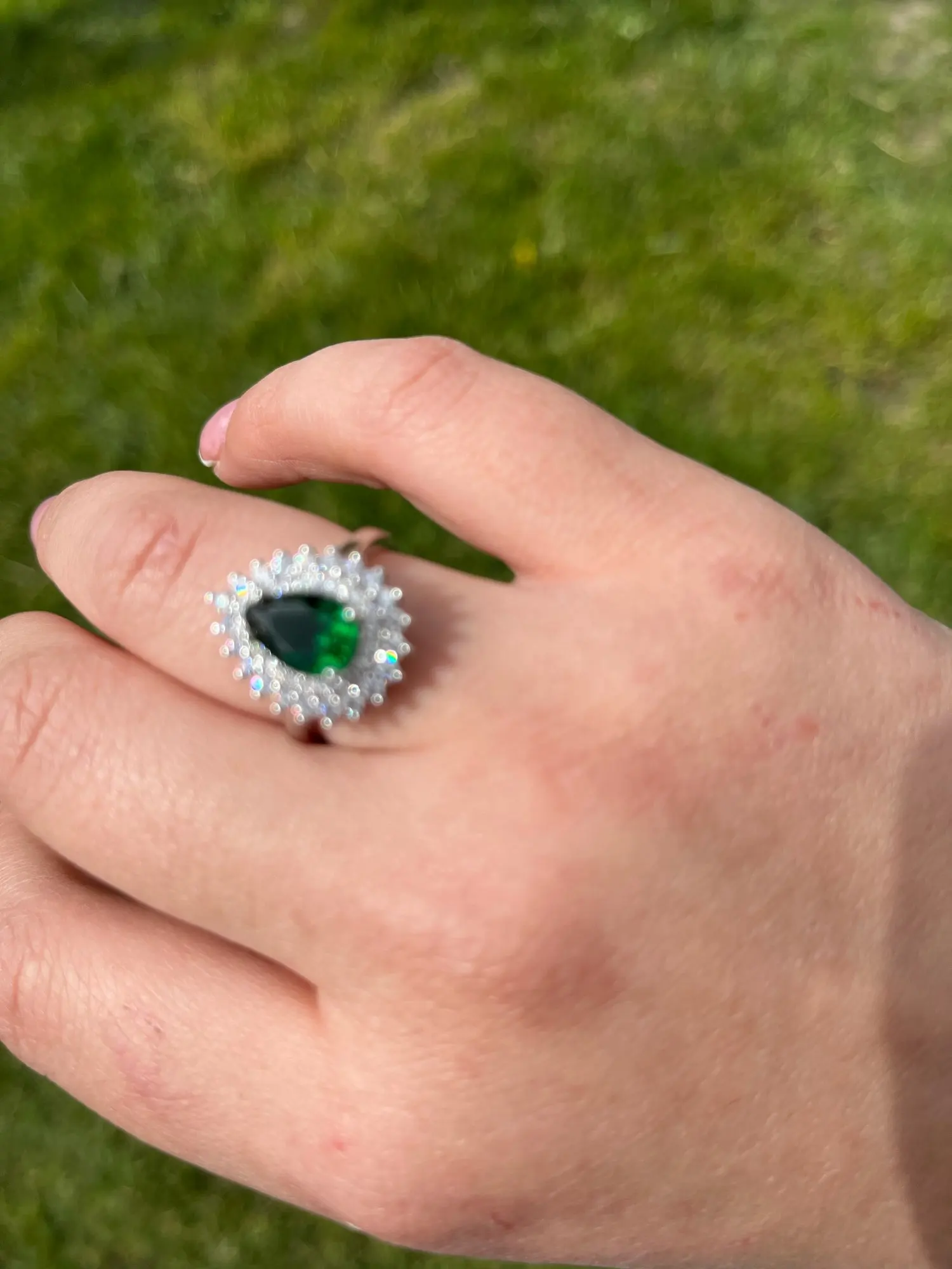 Lyxiga kvinnors fingerringar för fest Ljusgröna Päronformade Kristall Noble Lady Vintagestil Tillbehör Underbar present photo review