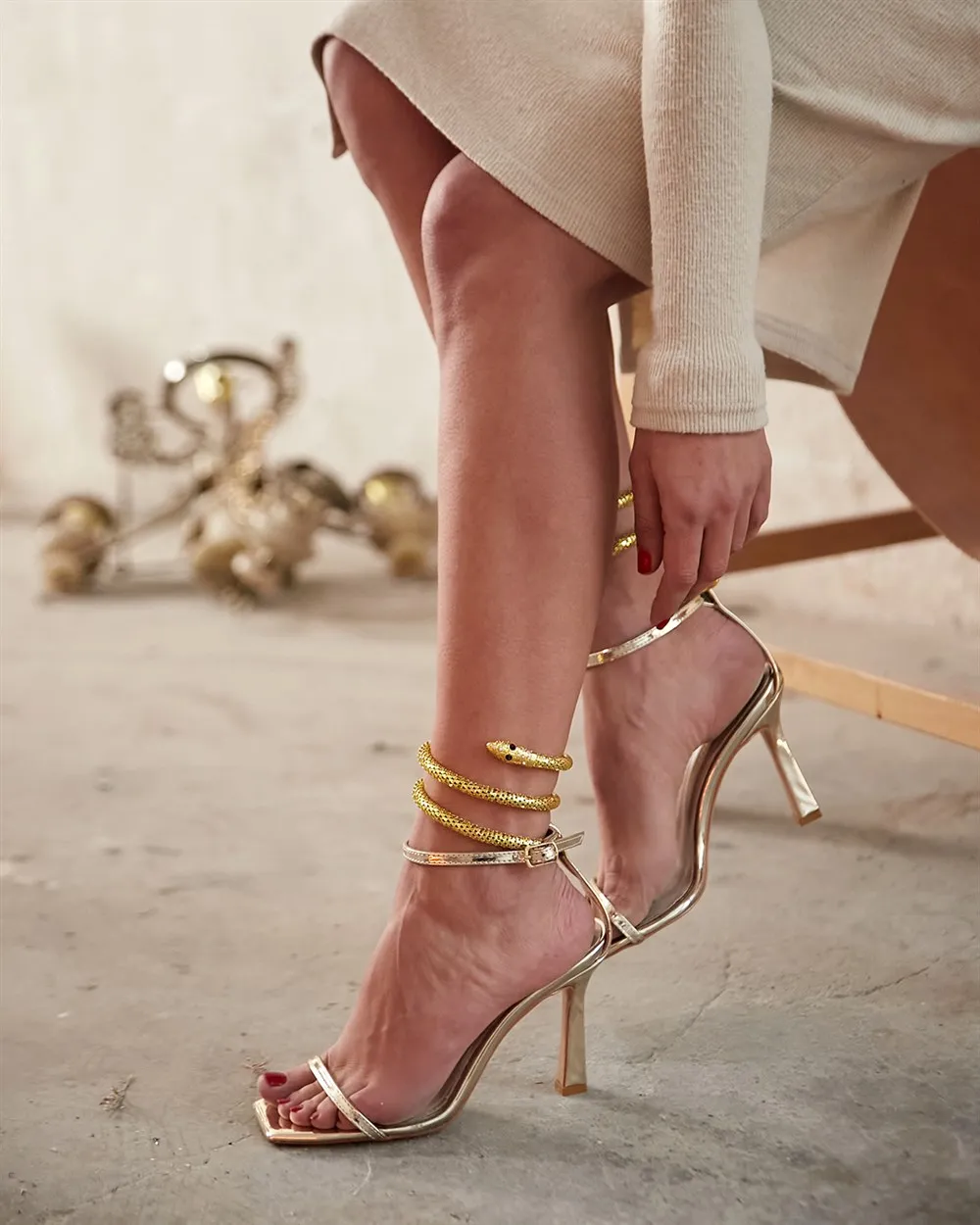 Zapatos tacón de cuero dorado para mujer, accesorios de serpiente de METAL, zapatos de tacón de cuero 8 CM, nueva moda -