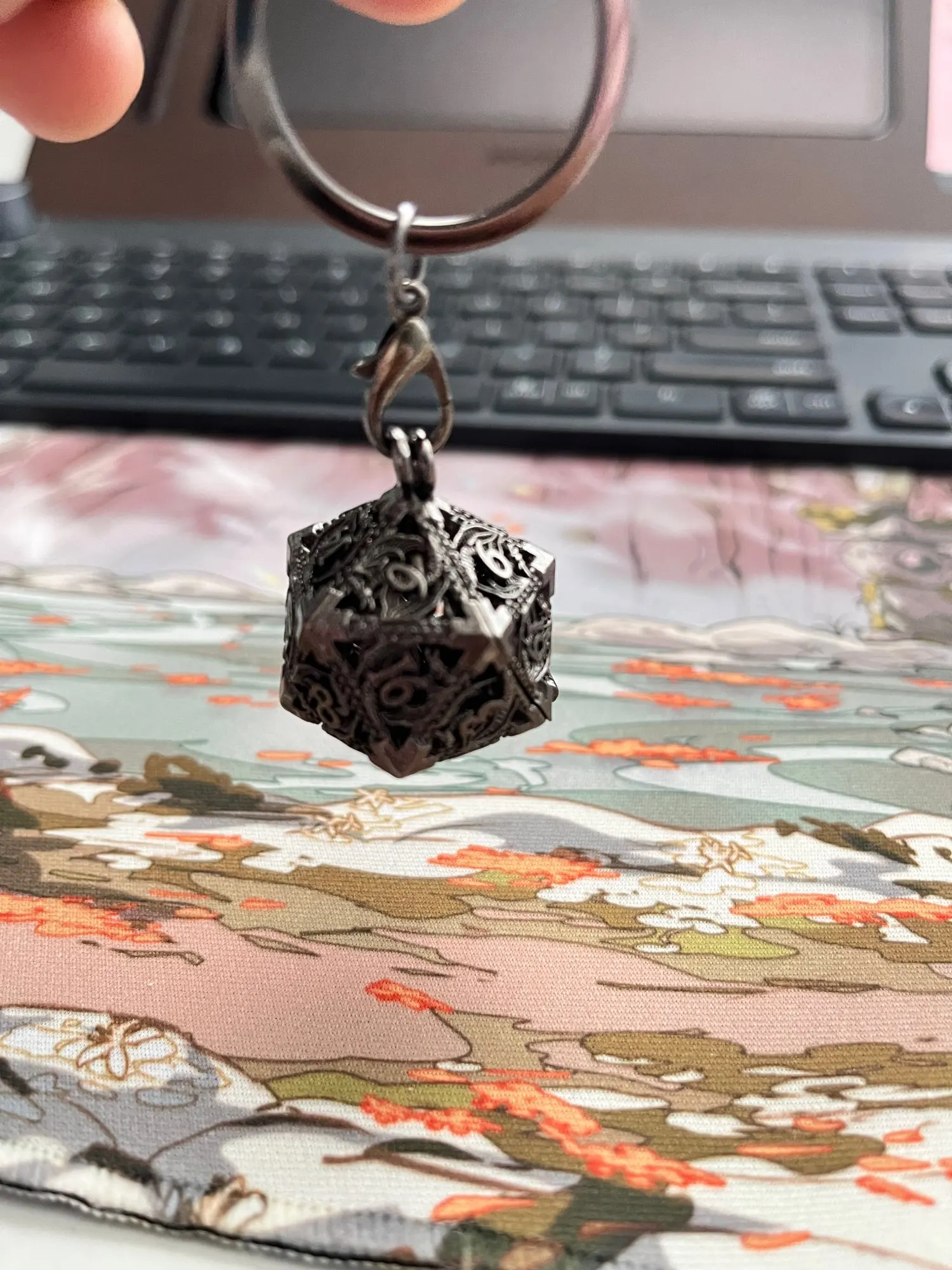 Porte-clés pendentif D20 creux argenté avec mini set de dés JDR