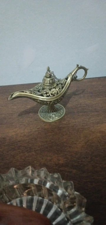 Aladdin's Legacy, Classic 12cm Magic Genie Lamp - Retro Home Décor & Unique Gift photo review