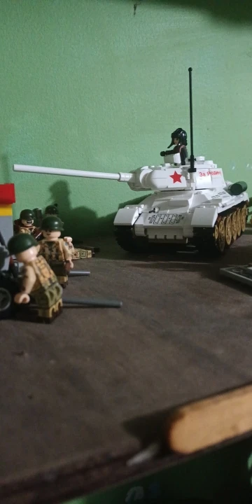 518PCS Soviet Union WW2 Military T34-85 Medium Tank Model Bricks Soldier Figures Building Blocks Sets Educational Toys For Boys photo review