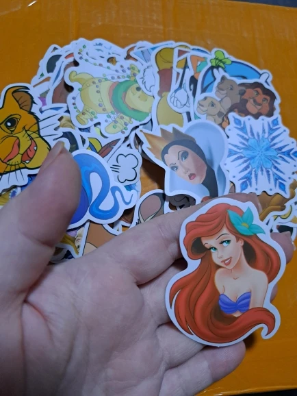 Disney-pegatinas de dibujos animados para decoración de equipaje, pegatinas de grafiti para ordenador portátil, fundas de teléfono, Juguetes DIY, 100 piezas photo review