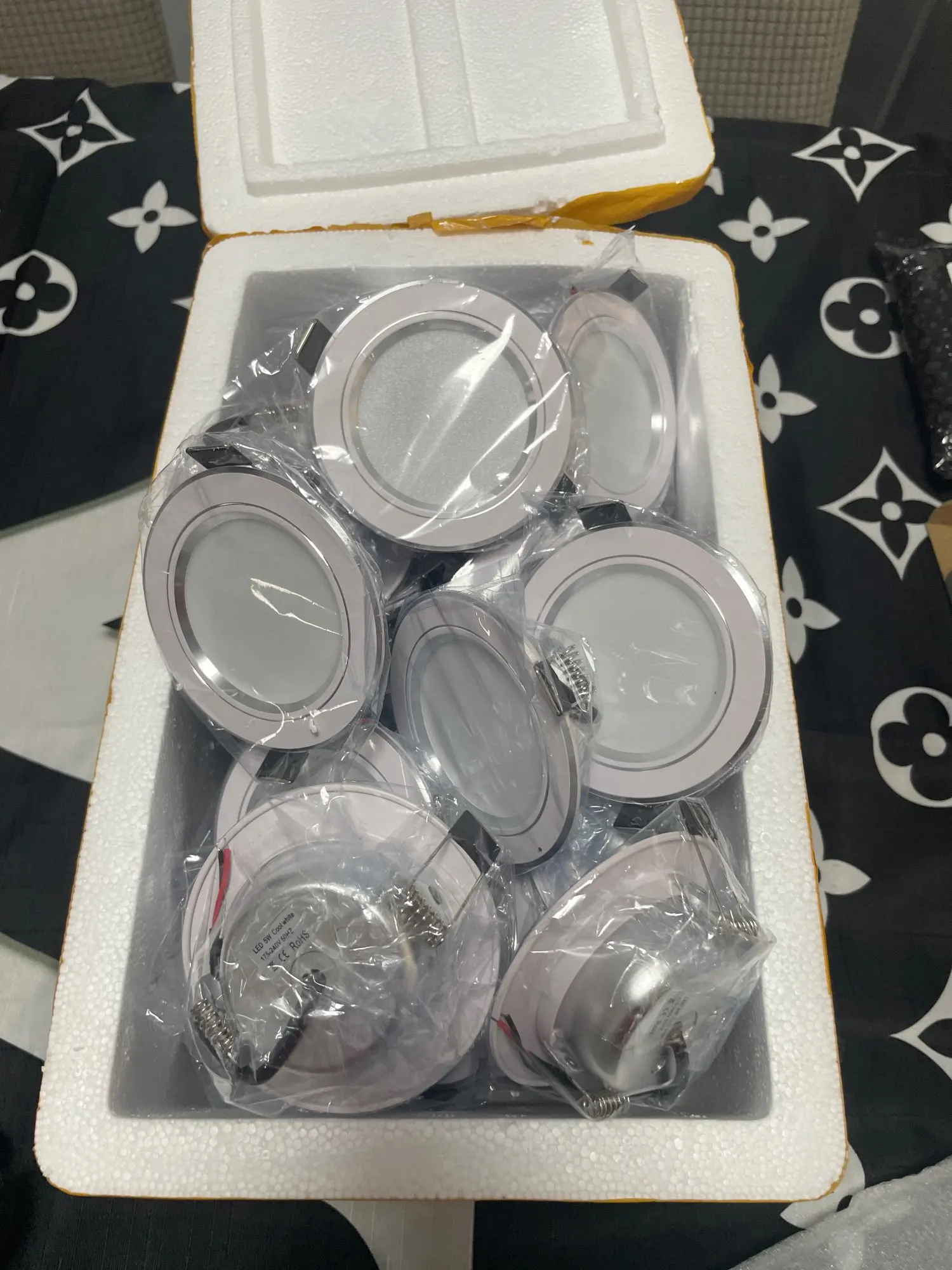 10 pièces/lot Led Downlight 220v plafonnier 5W 9W 12W plafonnier encastré Led rond panneau lumineux 15W 18W projecteur éclairage intérieur photo review