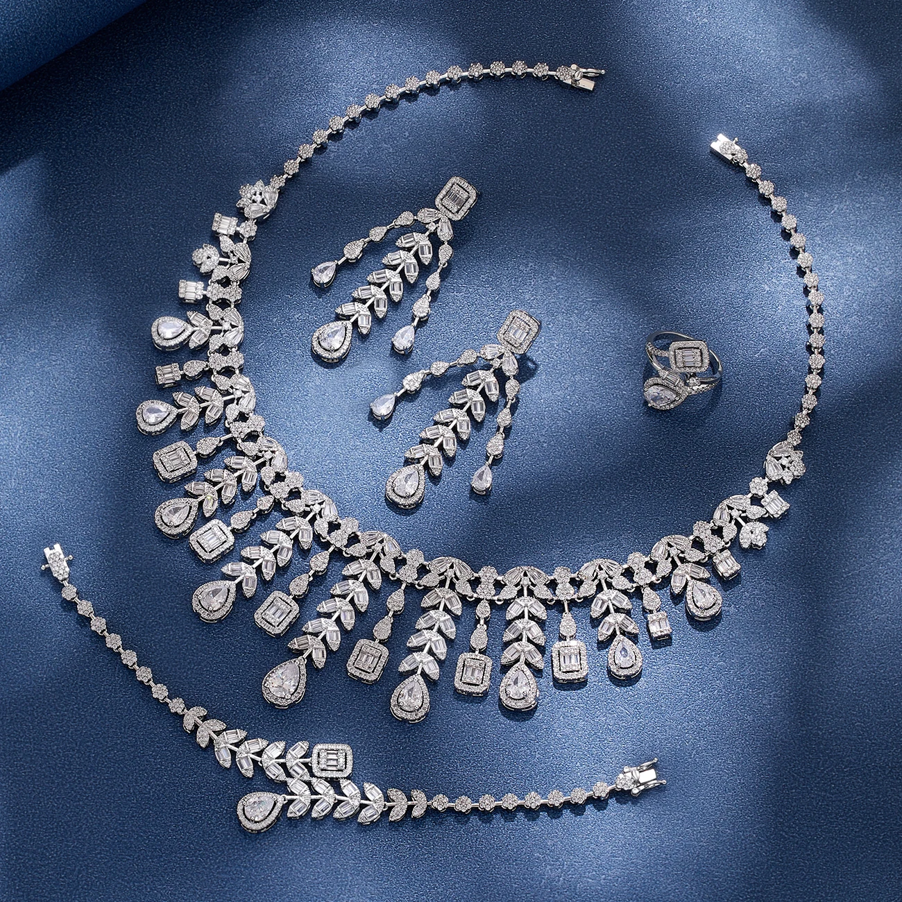 

2024 Zircon Super Deluxe Tassel Water Drop Big Wedding Bridal Necklace Earrings 4 Pieces Nigerian Dubai Women's Jewelry Set