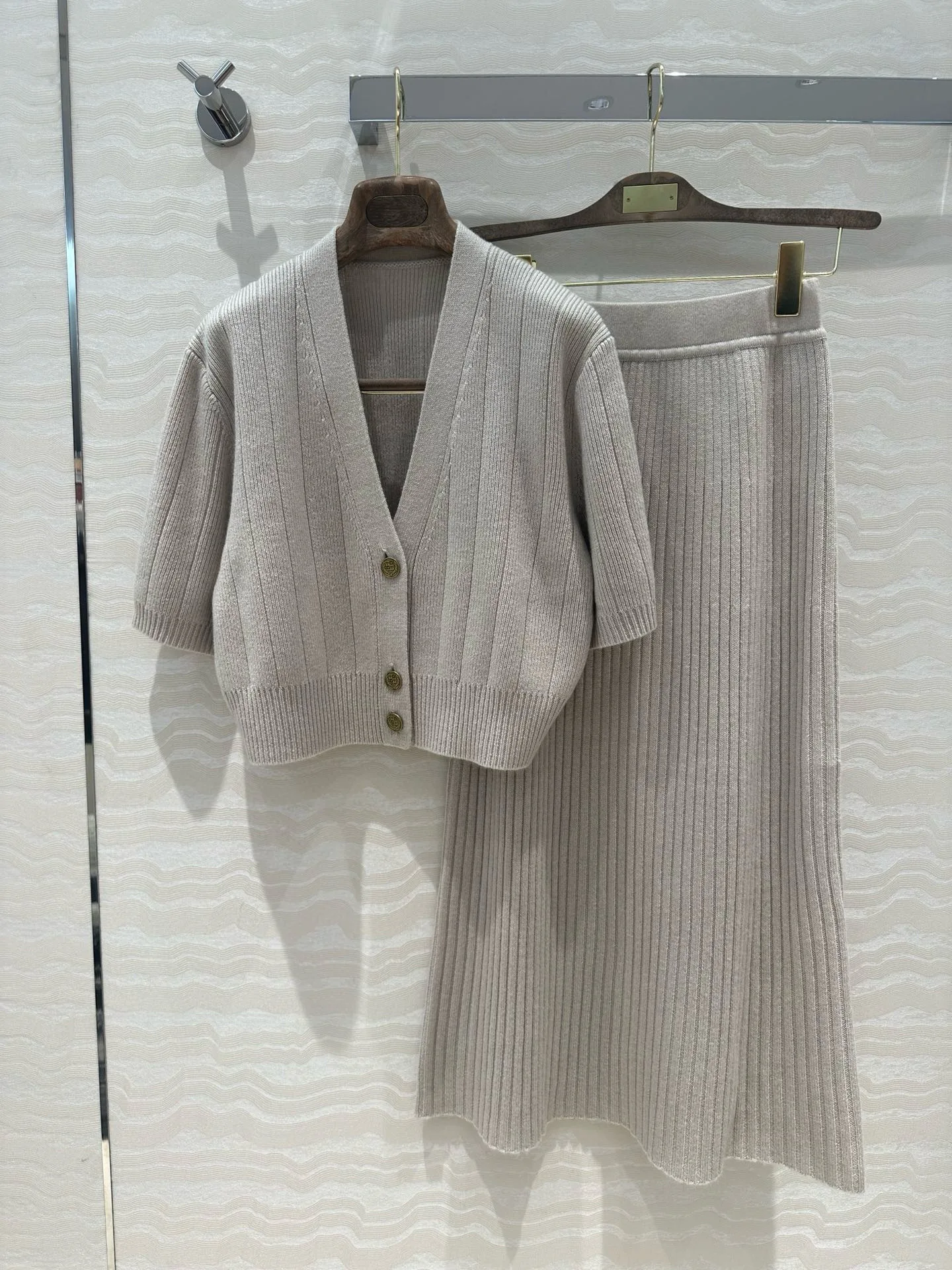 100% Cashmere Two-Piece Knit Set with Hooded Top and Fur Trim - Gray