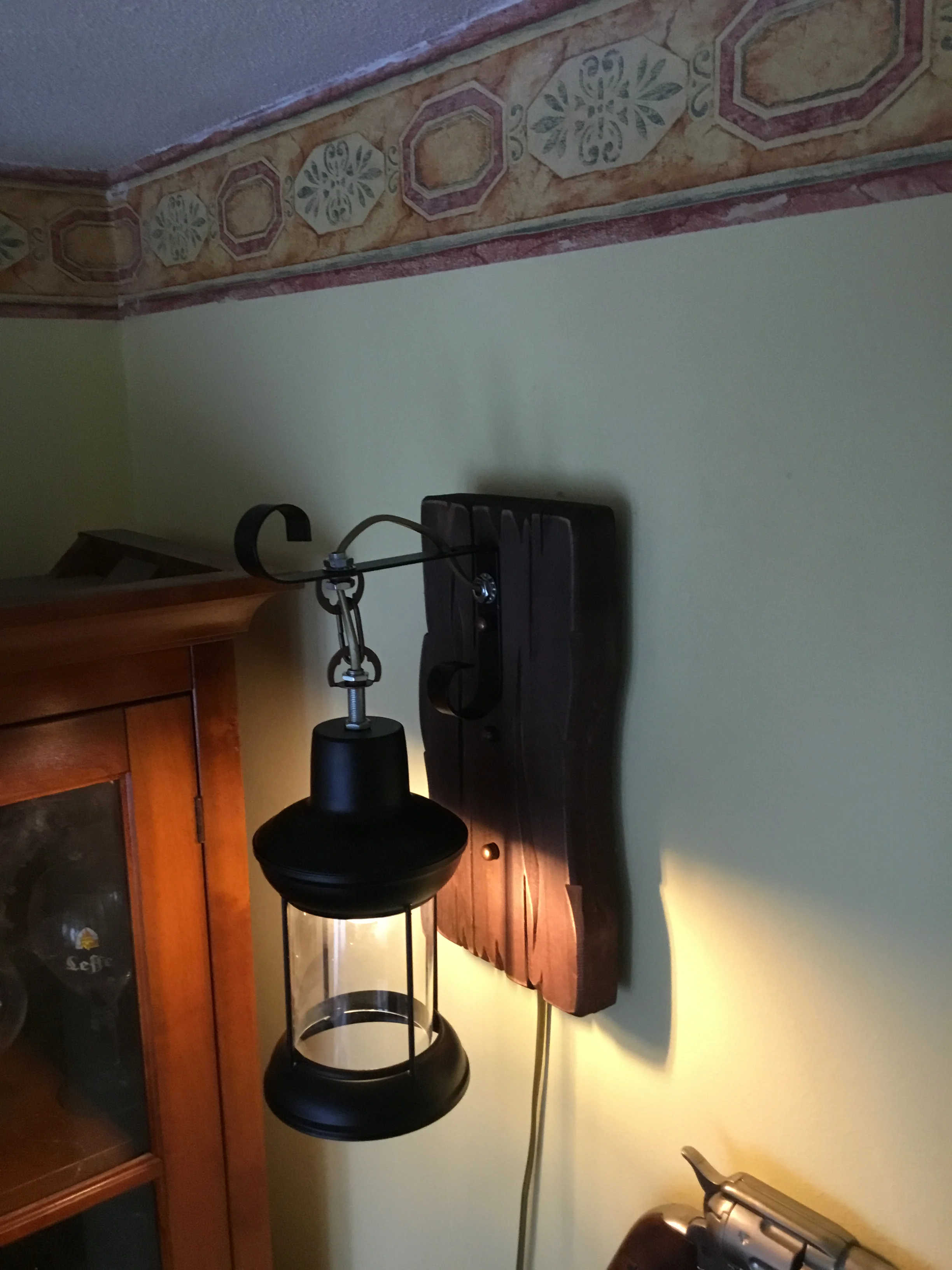 Rustic Wood & Iron Wall Sconce – Industrial Vintage Lamp for Bar or Corridor photo review