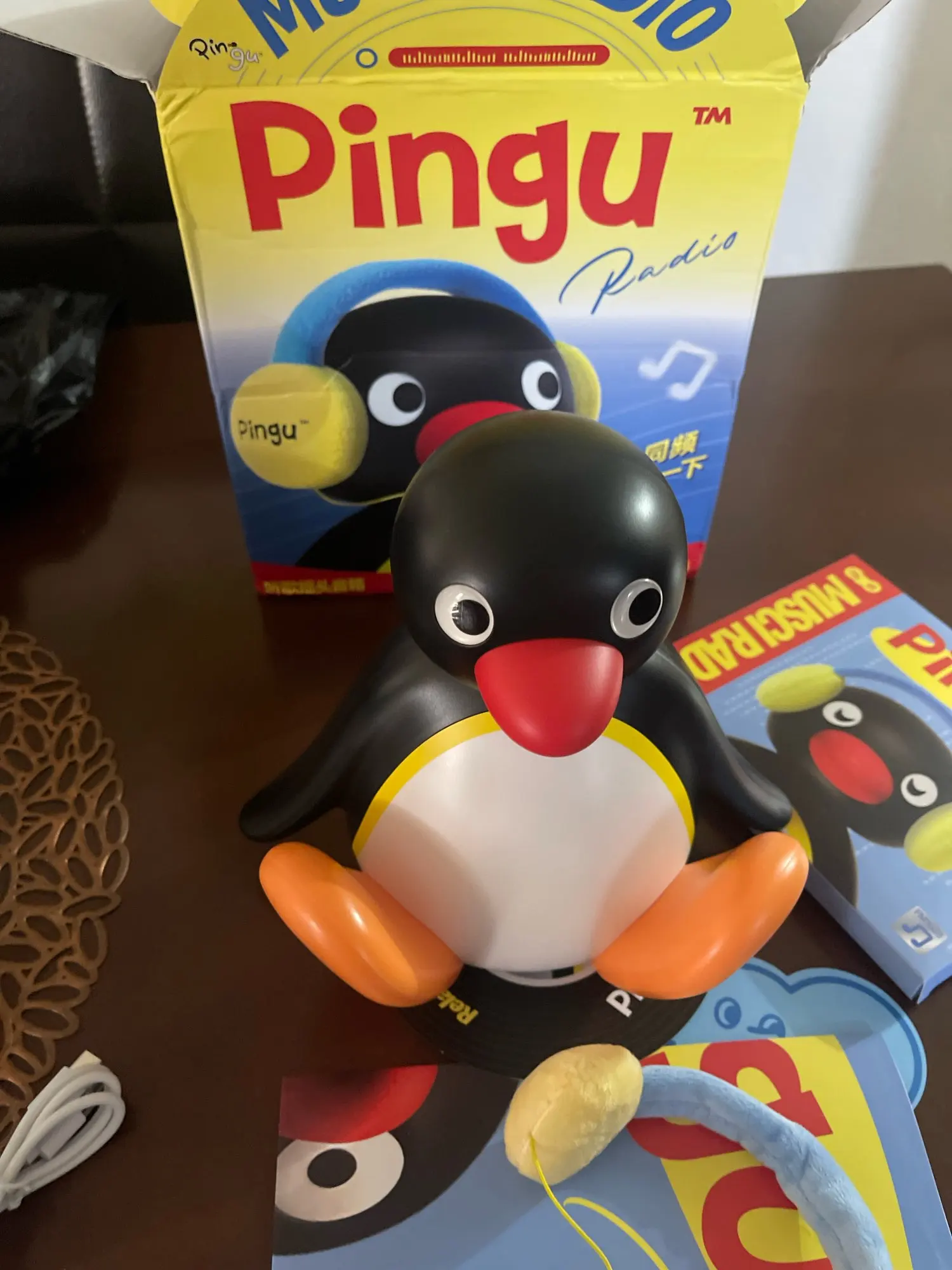 Martube New Pingu Listening To Music Shaking Head Speaker Portable