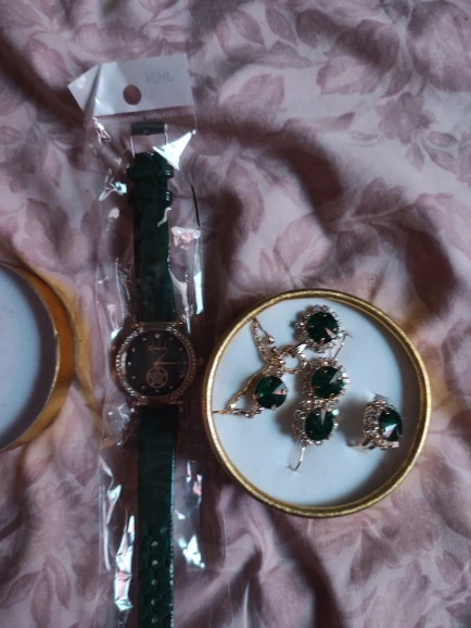 6PCS Set Green Luxury Quartz Watch Women Ring Necklace Earring Rhinestone Fashion Wristwatch Casual Ladies Bracelet Watches 6PCS photo review