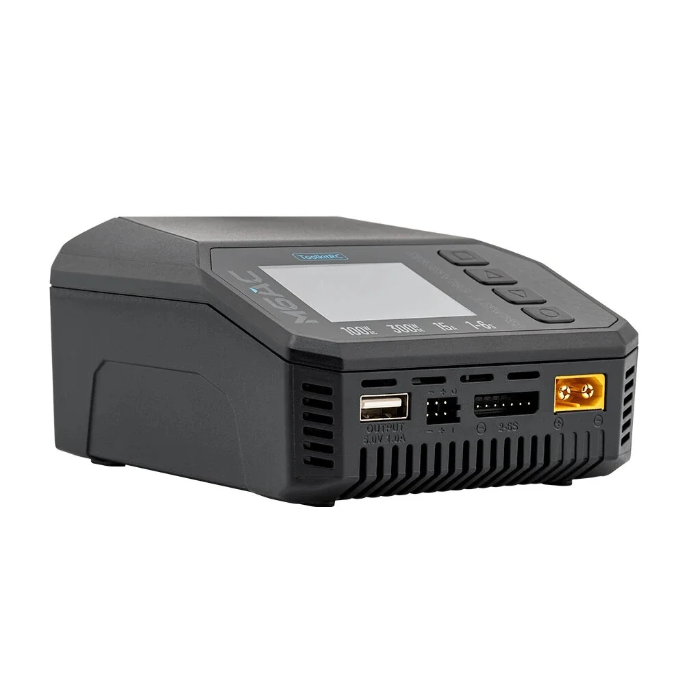 Chargeur RC intelligent 300W 15A en fonctionnement, connecté à une batterie LiPo, avec les indicateurs lumineux allumés.
