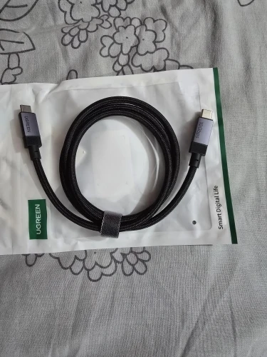 UGREEN PD3.1 240W USB-C Cable USB4 80Gbps 16K Display Type-C Fast Charging Compatible with USB-C Monitors MacBook iPad iPhone 17 photo review