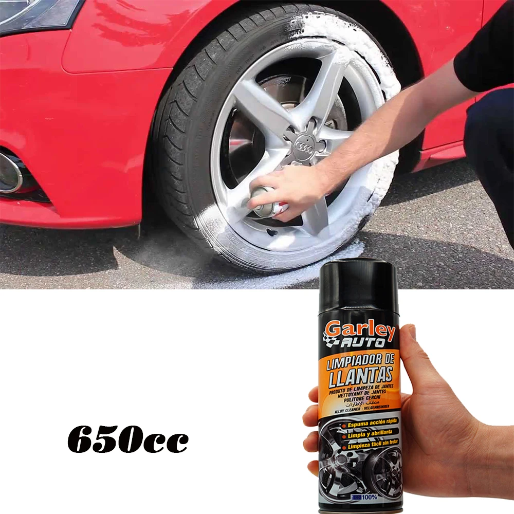Lavado de un coche negro con espuma activa limpieza de ruedas