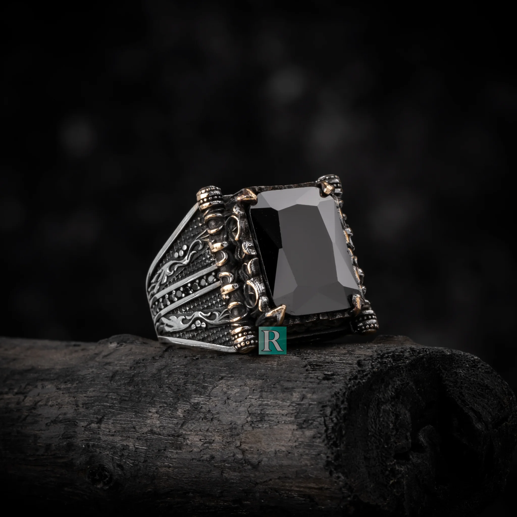 

Мужское кольцо из серебра 925 пробы высокого качества