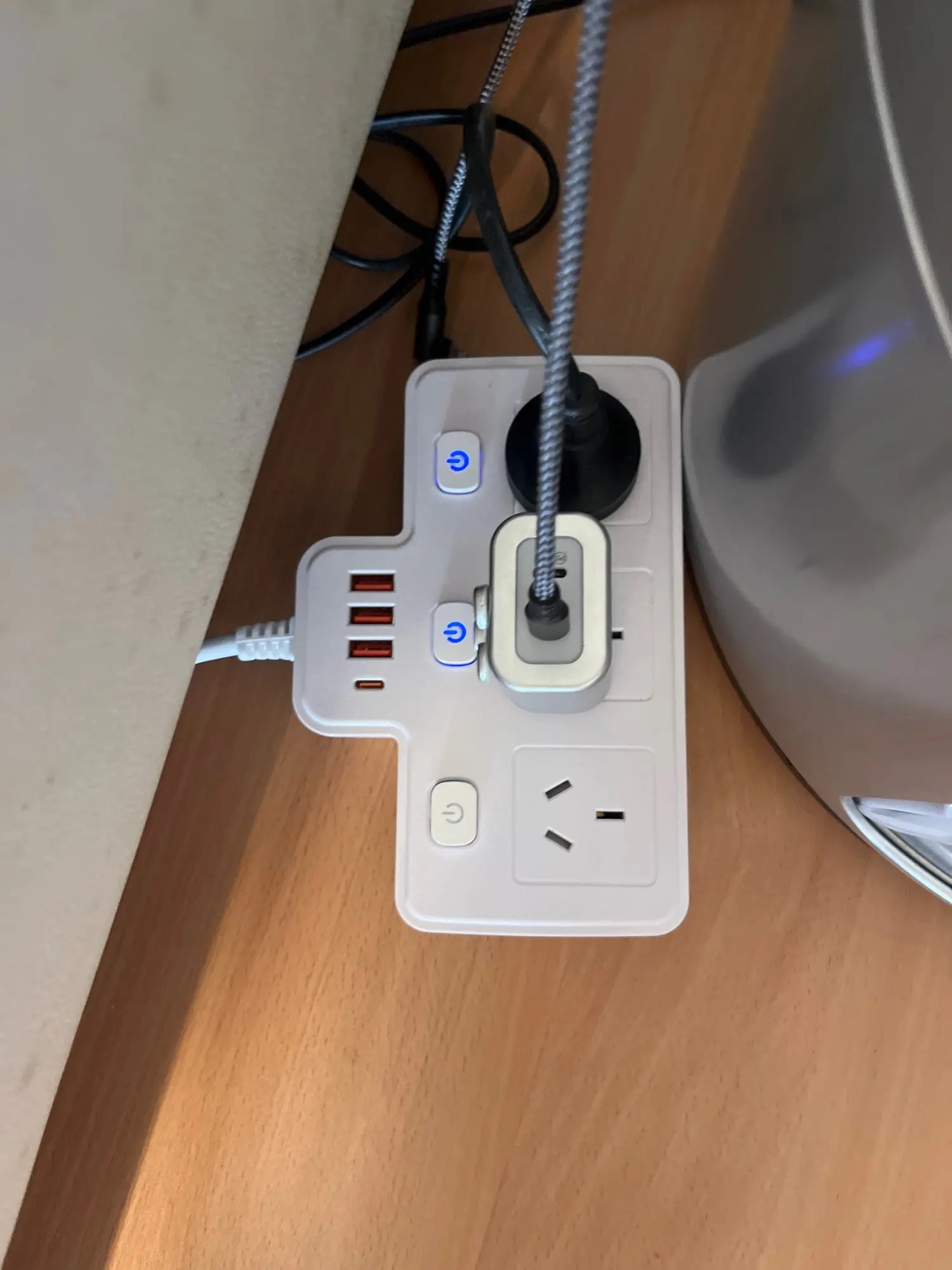 Independently switched power socket with USB-C photo review