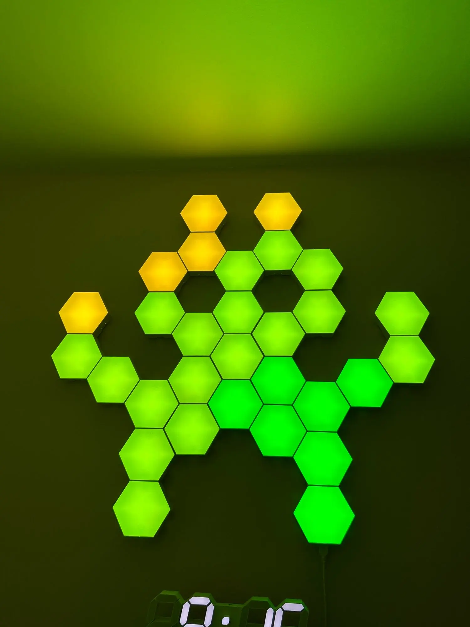 Hexagonal RGB Wall Lamp: Shape, Color, and Music at Your Fingertips photo review
