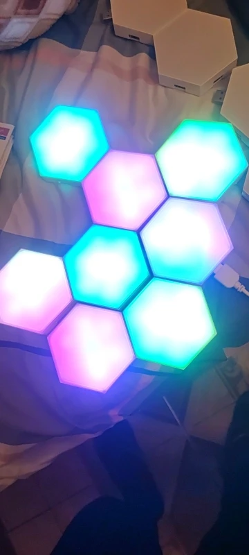 مصابيح LED سداسية الشكل مع تطبيق ذكي وتزامن موسيقى