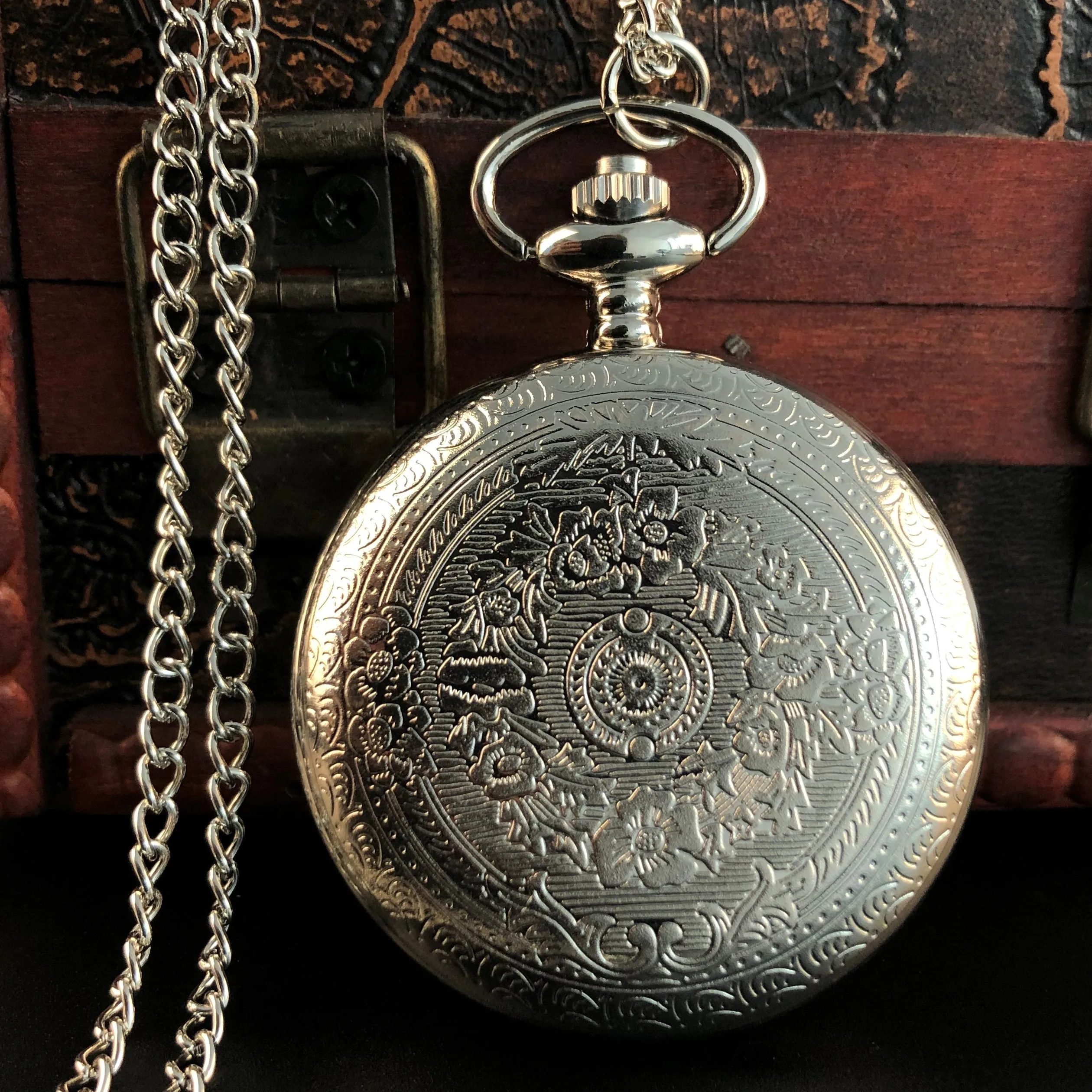 Рисунок 4 - Женские кварцевые карманные часы с цепочкой